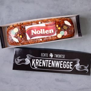 Krentenwegge met logo in doos