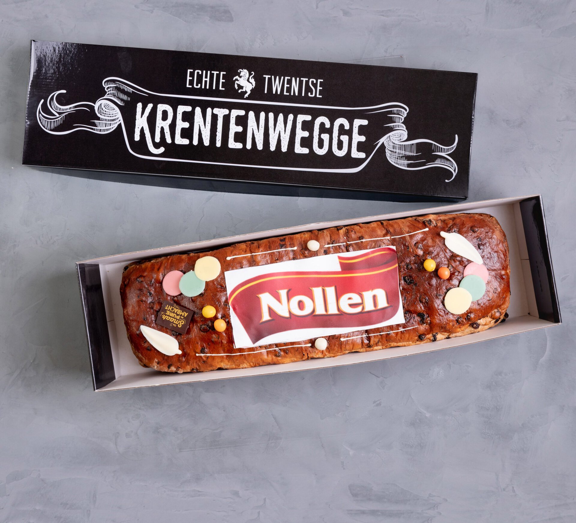 Krentenwegge met logo in geschenkdoos